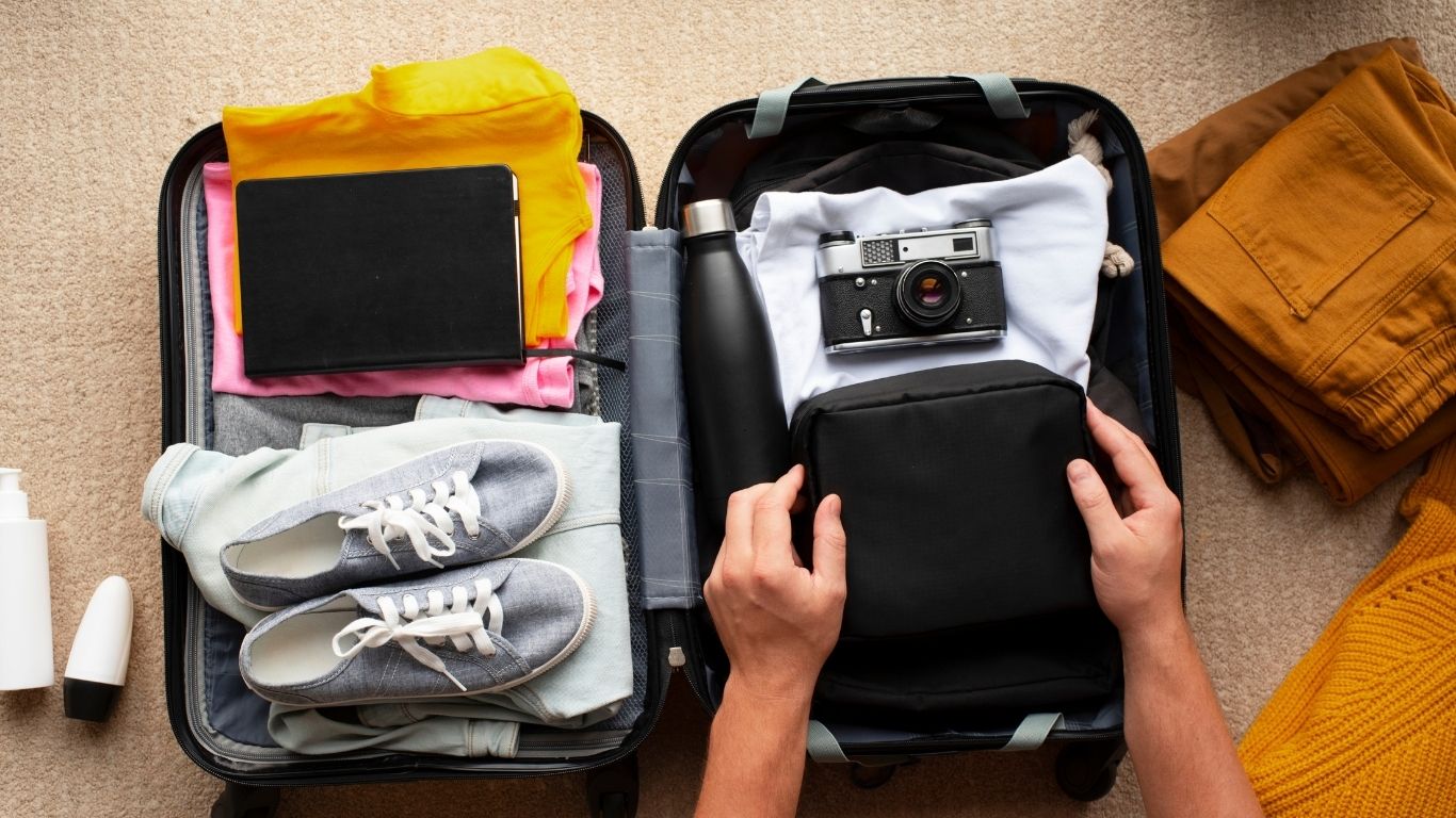 Barang-barang ini wajib dibawa saat traveling agar liburan nyaman dan seru.(freepik.com)