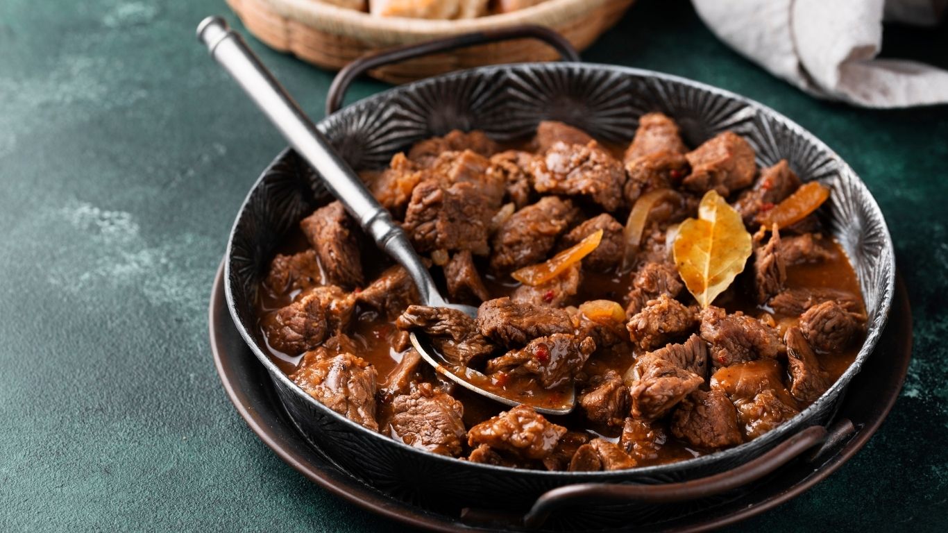 Resep rahasia rendang Padang yang enak dan empuk.(freepik.com)