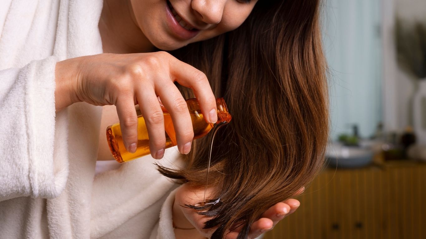 Perawatan rambut akan membuat rambut lebih kuat dan sehat.(freepik.com)