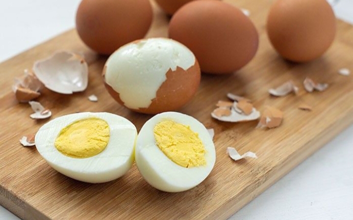 Telur rebus adalah salah satu makanan favorit anak gym karena praktis, murah, dan kaya nutrisi penting untuk membentuk tubuh ideal.