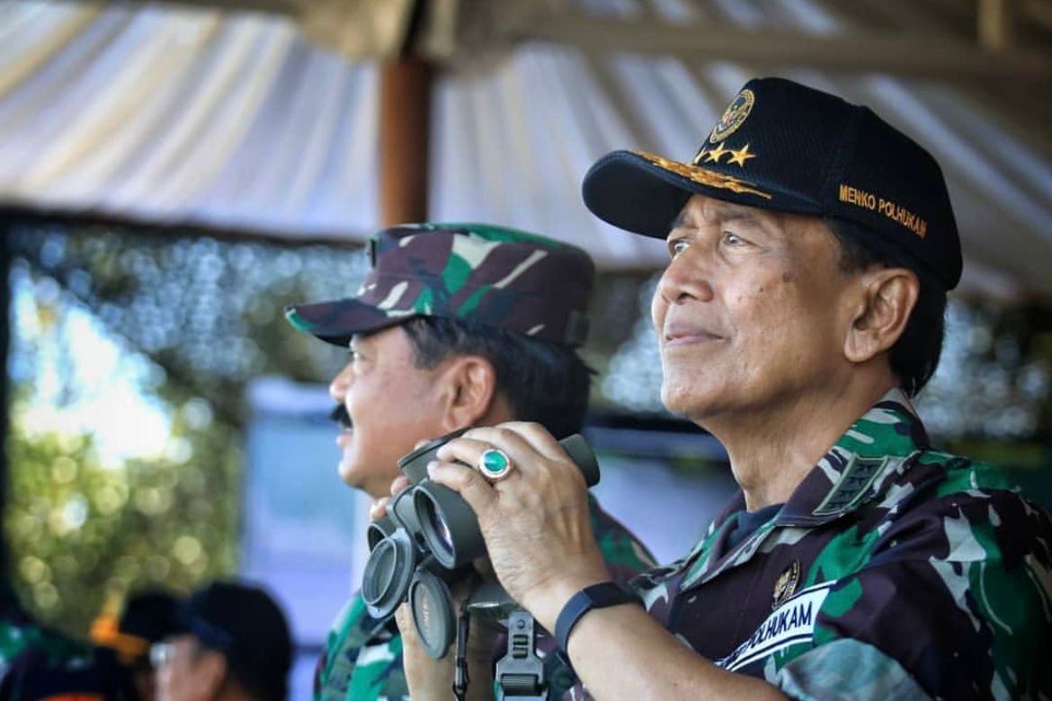 Jenderal (Purn) TNI Wiranto, mantan Panglima TNI, yang mengungkapkan bahwa almarhumah Rugaiya Usman Wiranto Meninggal usai merayakan ulang tahun perkawinan ke-50.