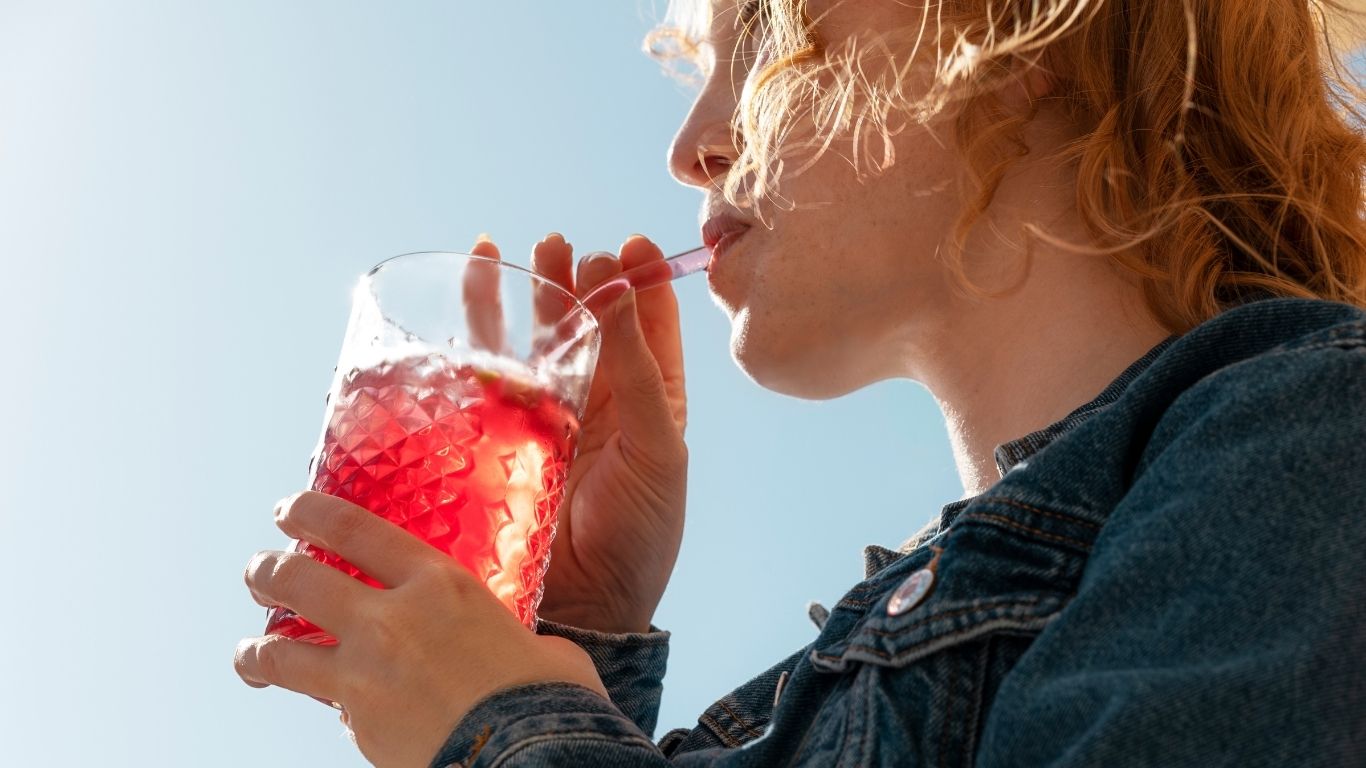 Bahaya minum es saat haid, mitos atau fakta?(freepik.com)