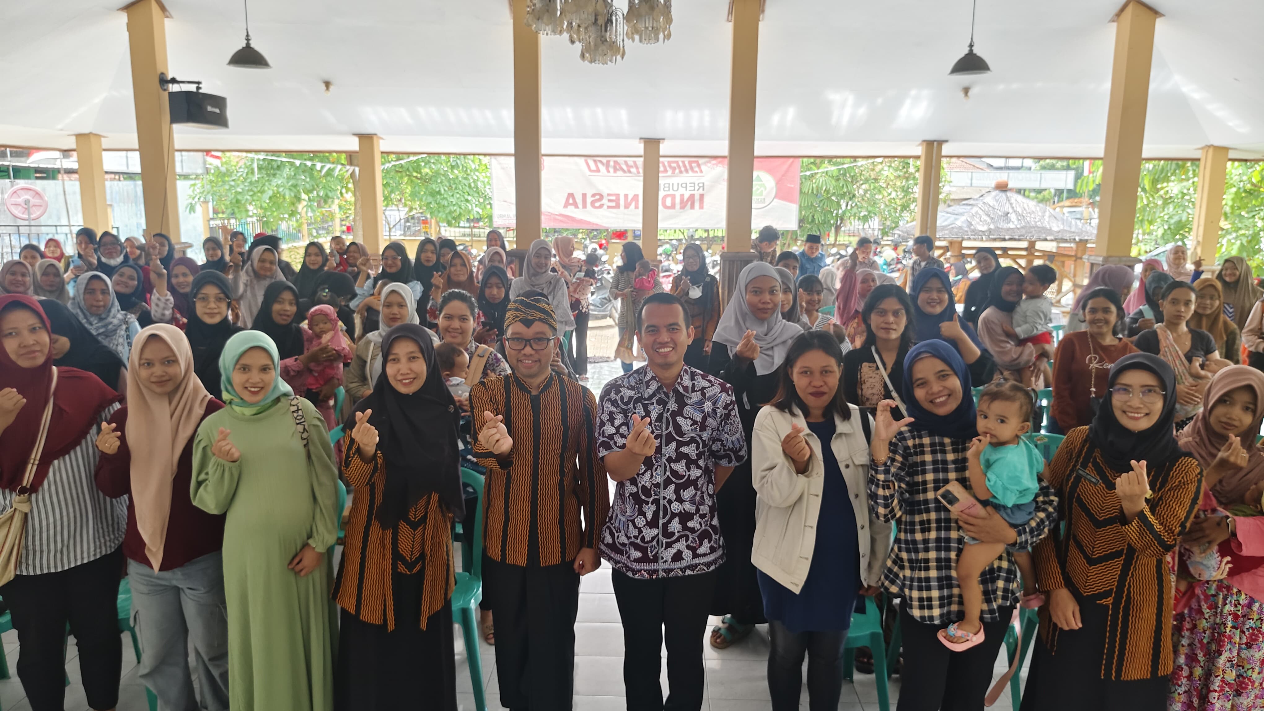 Jairi Irawan ketika berfoto bersama masyarakat Tulungagung sesuai melaksanakan sosialisasi