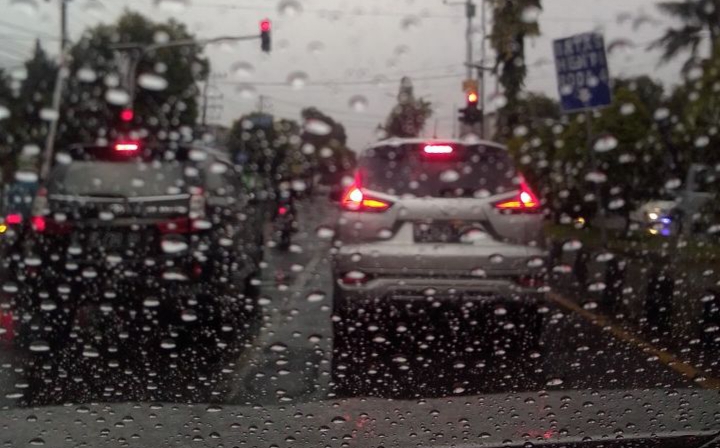 Hujan sering membawa suasana damai yang sulit dijelaskan. Suara rintiknya yang lembut seperti terapi alami yang membuat hati lebih tenang.