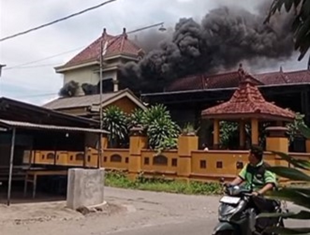 Sebuah rumah di Desa Tegalrejo, Kecamatan Rejotangan terbakar pada Selasa (18/11) siang. (TANGKAPAN LAYAR PESAN WHATSAPP)