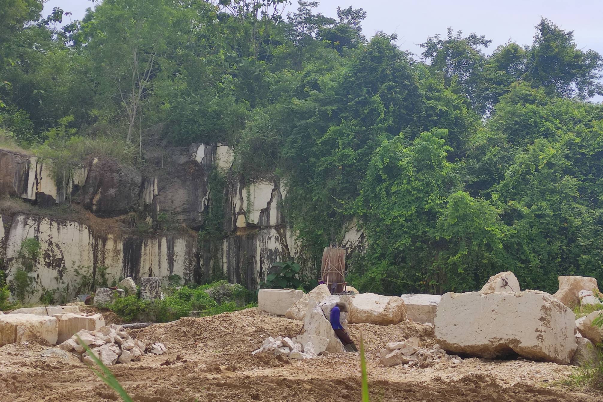 Perbukitan karst di Campurdarat yang menjadi sumber deposit marmer. (SANDY YUWANA/RADAR TULUNGAGUNG)