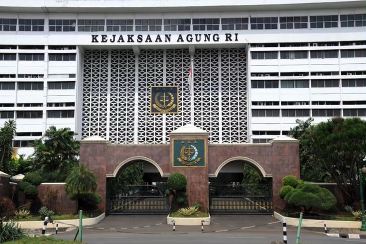 Petugas Kejagung melakukan tindakan hukum penggeledahan di sejumlah tempat, termasuk rumah pejabat pajak, terkait dugaan korupsi 2016-2020.