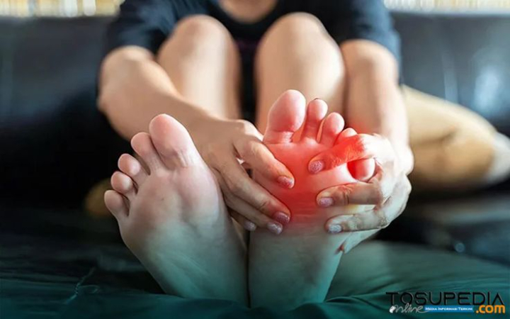 Asam urat adalah kondisi ketika kadar purin dalam tubuh terlalu tinggi sehingga menumpuk menjadi kristal di persendian.