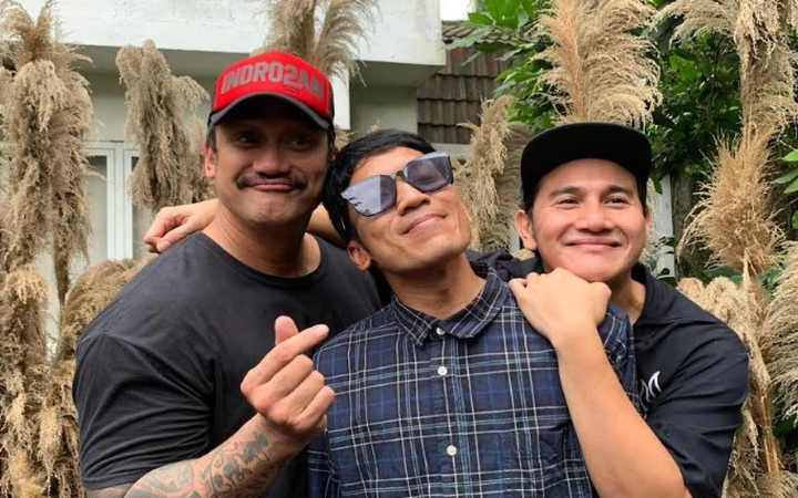HIDUPKAN LEGENDA: Dari kiri, Tora Sudiro, Deddy Mahendra Desta, dan Vino G. Bastian saat diumumkan sebagai cast baru film Warkop DKI di kantor Falcon Pictures, Jakarta Selatan, beberapa hari lalu.
