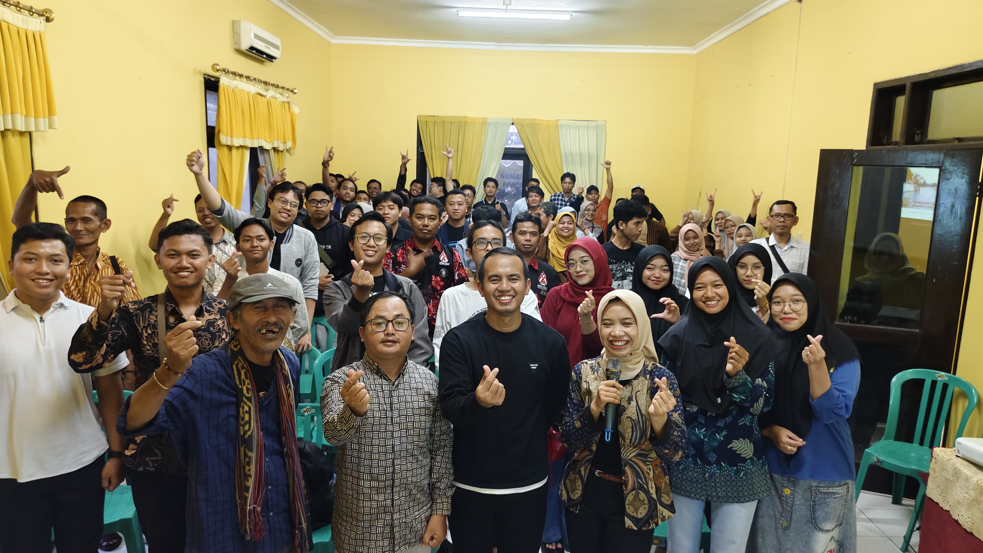 Jairi Irawan ketika berfoto bersama undangan dan narasumber bedah buku
