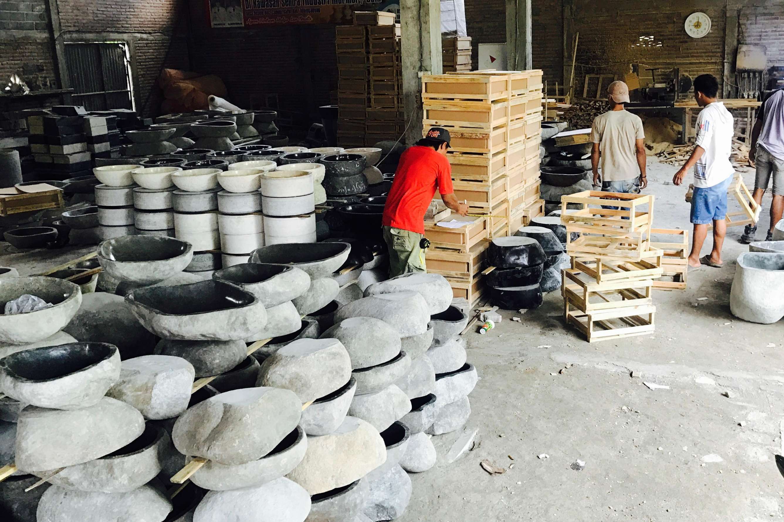 Tumpukan kerajinan yang terbuat dari batu alam di sentra industri di Kecamatan Campurdarat, Tulungagung. (SANDY YUWANA/RADAR TULUNGAGUNG)