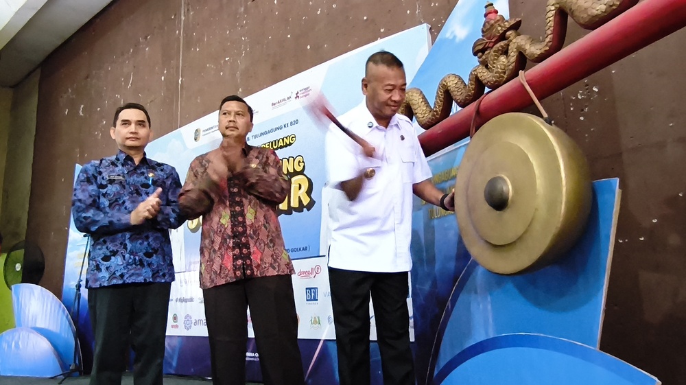 Bupati Gatut Sunu Wibowo meresmikan jobfair Disnakertrans Kabupaten Tulungagung, Kamis (20/11).