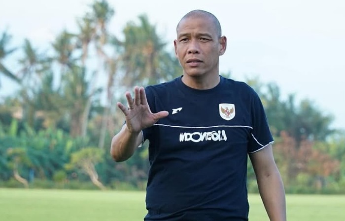 Kisah Nova Arianto Pelatih Timnas U16 dan misinya membentuk generasi baru Indonesia dengan disiplin keras, mental kuat, dan seleksi dari nol.