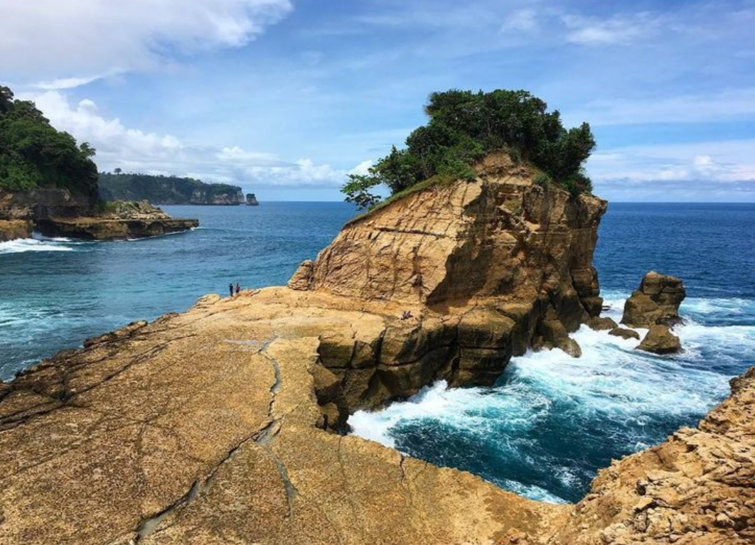 Salah satu Pantai Pathok Gebang Tulungagung mungkin tidak selalu tampil mencolok dalam daftar destinasi wisata populer. Namun justru di situlah daya tariknya.