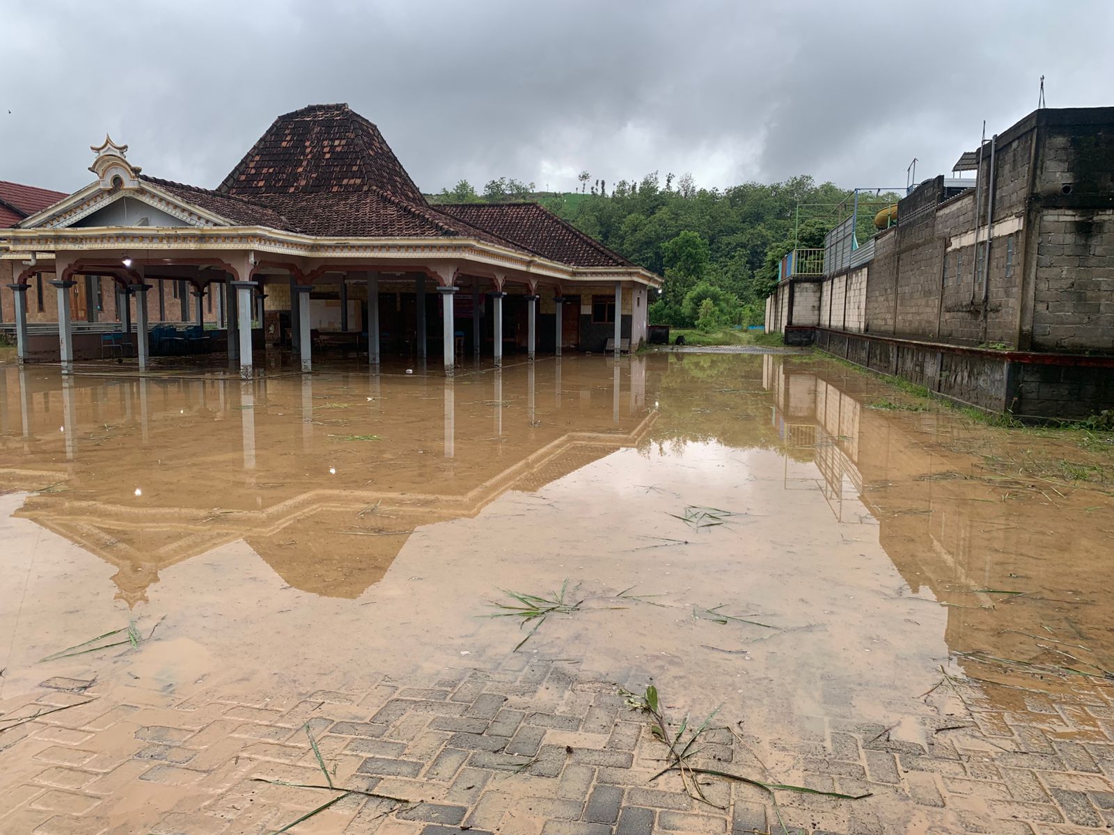 Kondisi kantor Desa Ngentrong pagi ini yang masih dipenuhi lumpur sisa banjir. (SAMUJI UNTUK RADAR TULUNGAGUNG)