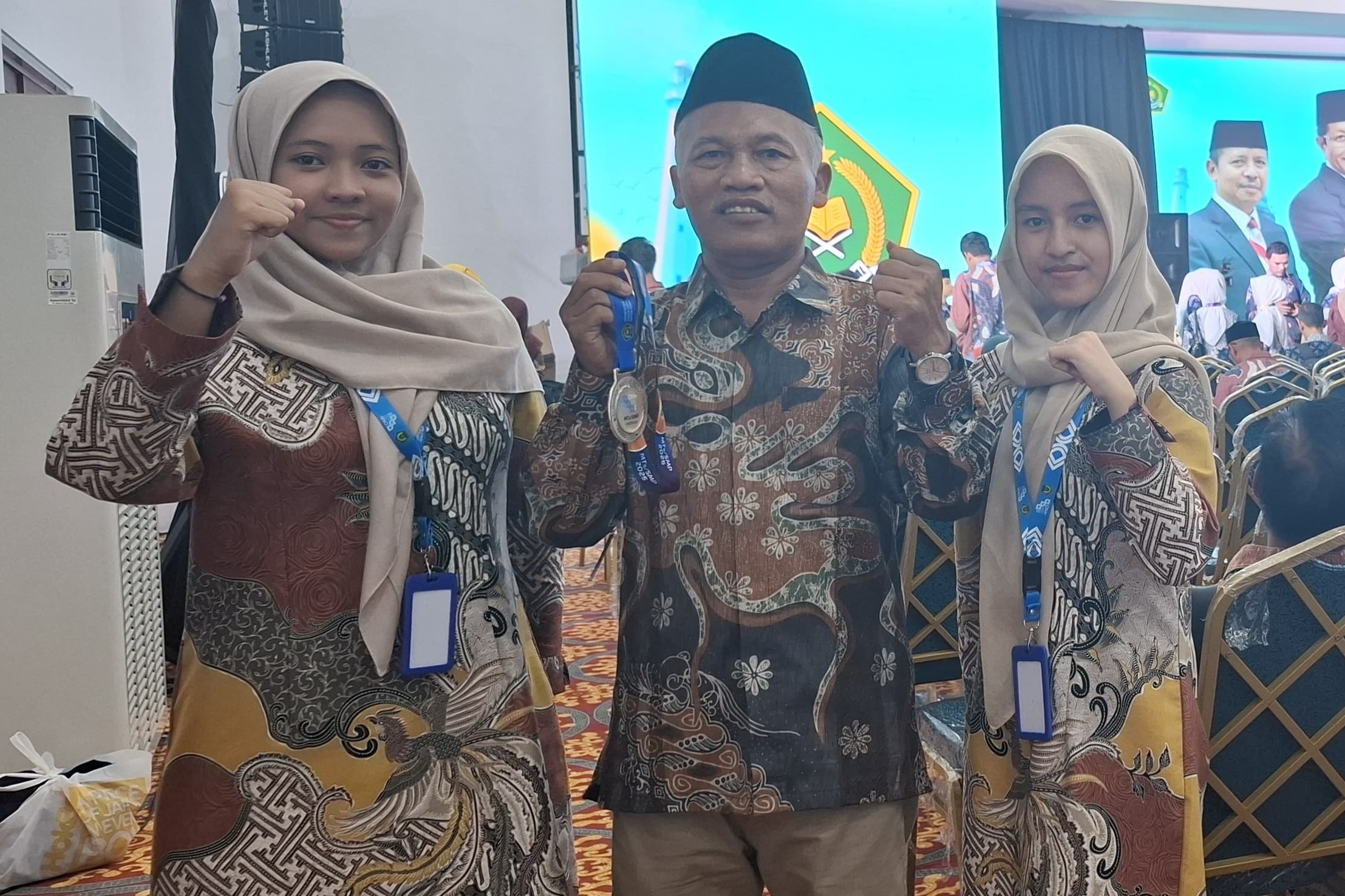 Dua siswa MTsN 1 Tulungagung sukses menyabet medali perak OMI 2025.