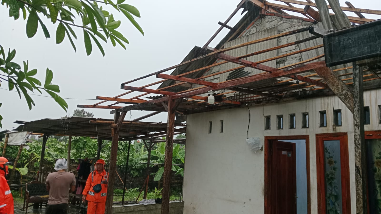 Bagian atap salah satu rumah warga Desa Plosokandang yang porak-poranda akibat angin kencang.