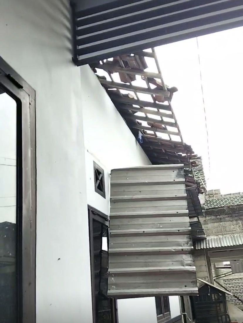 Kondisi salah satu rumah warga Desa Plosokandang, Kecamatan Kedungwaru yang tersapu angin kencang pada Jumat siang. (TANGKAPAN VIDEO WARGA)