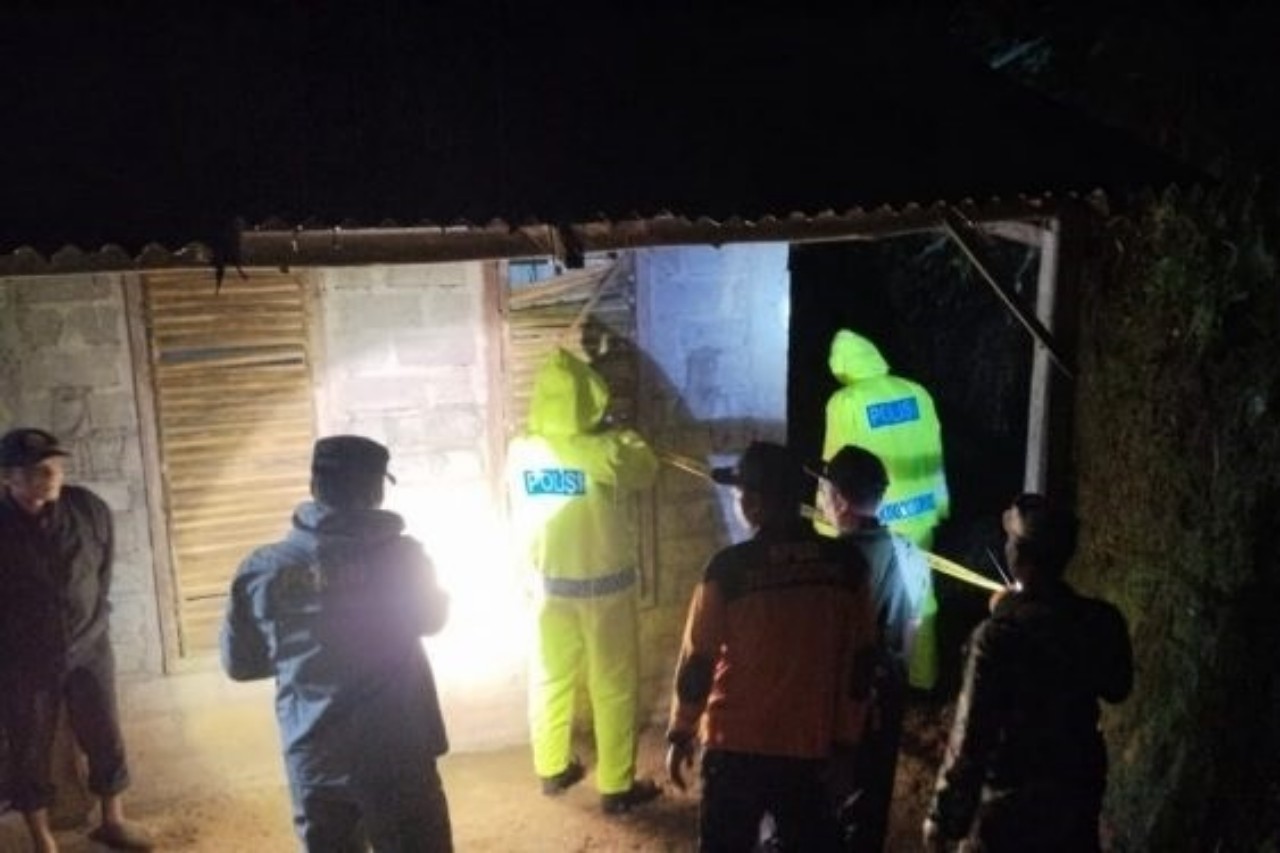 Petugas gabungan saat berada di rumah Bibit di Desa Nyawangan, Kecamatan Sendang pada Kamis malam.