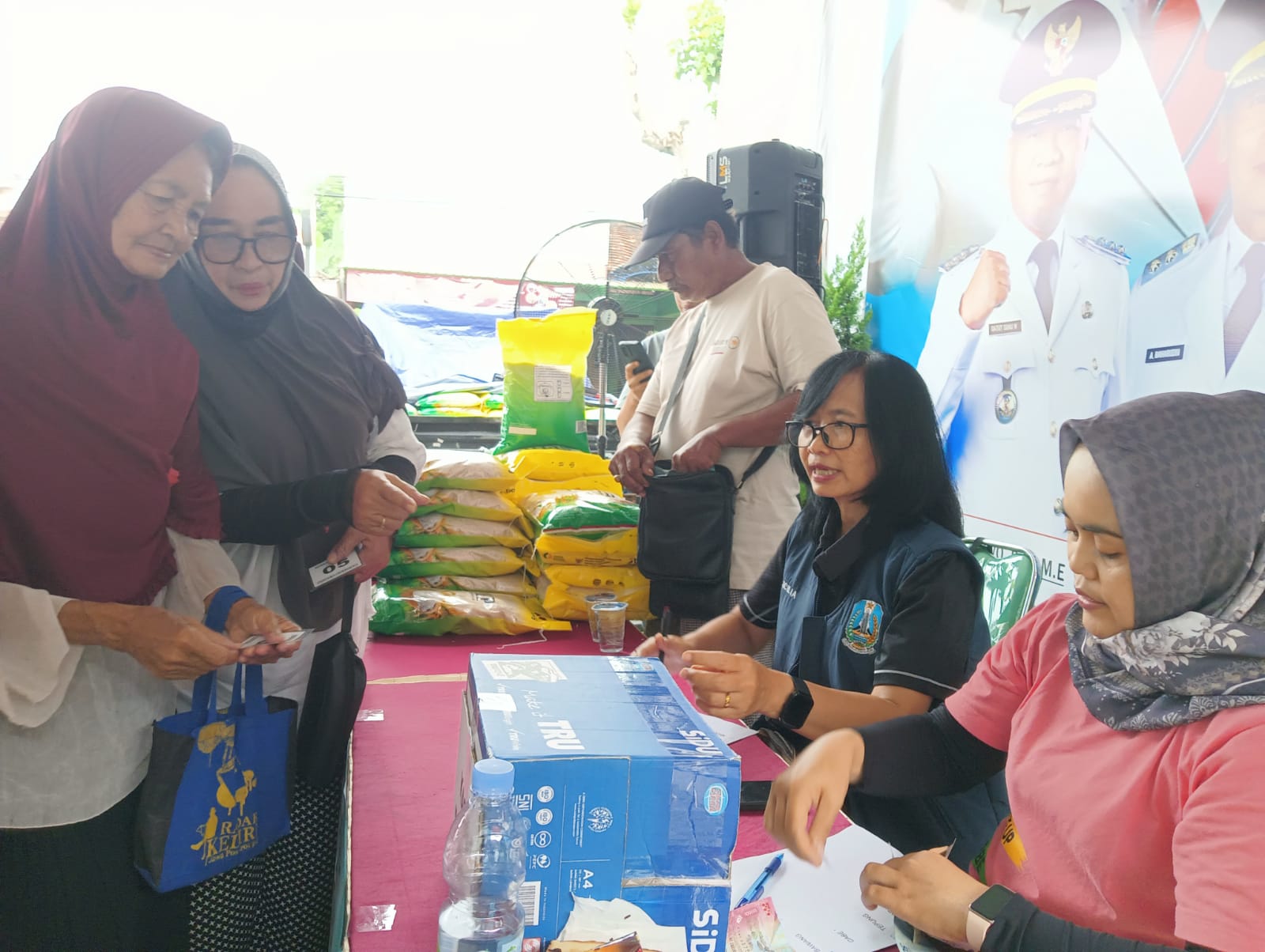 Warga Karangrejo dan sekitarnya berbelanja bahan pokok di area Pasar Murah yang digelar Bakorwil Madiun. (RINTO WAHYU/RADAR TULUNGAGUNG)