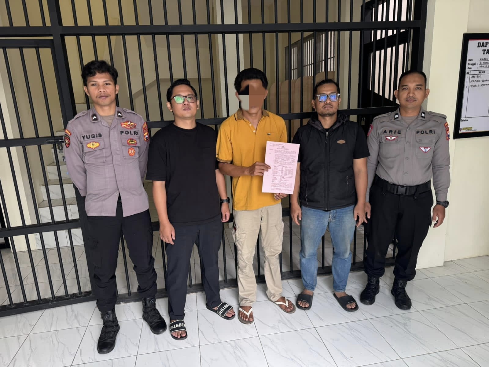 Polisi mengamankan tersangka penggelapan mobil yang merugikan showroom di Tulungagung ratusan juta rupiah. (HUMAS POLRES TULUNGAGUNG)