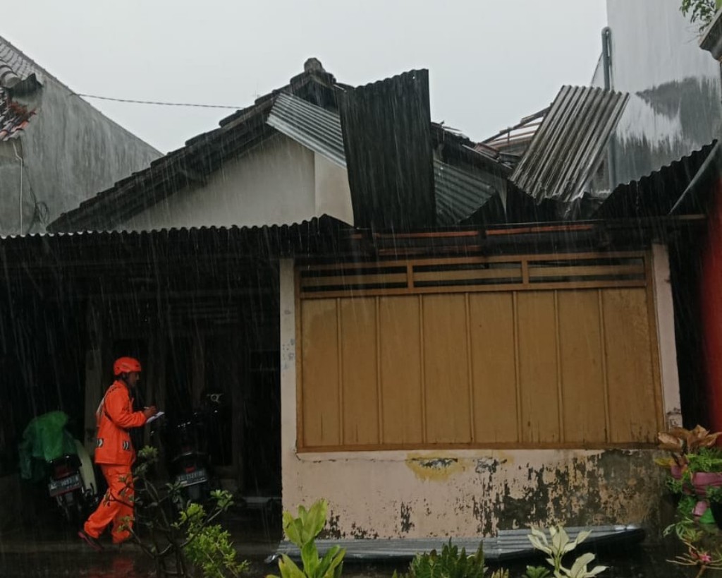 Sebuah rumah di Desa Plosokandang yang tersapu angin kencang pada Jumat (21/11) lalu. (BPBD TULUNGAGUNG)