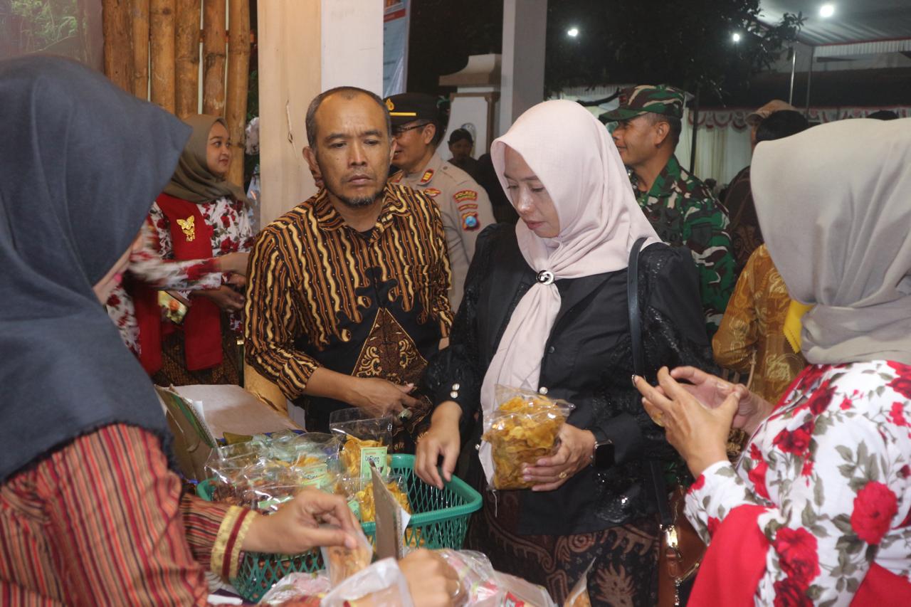 Camat Rejotangan Didi Jarot Widodo saat berbelanja di salah satu stan Kandung Festival 2025. (RINTO WAHYU/RADAR TULUNGAGUNG)