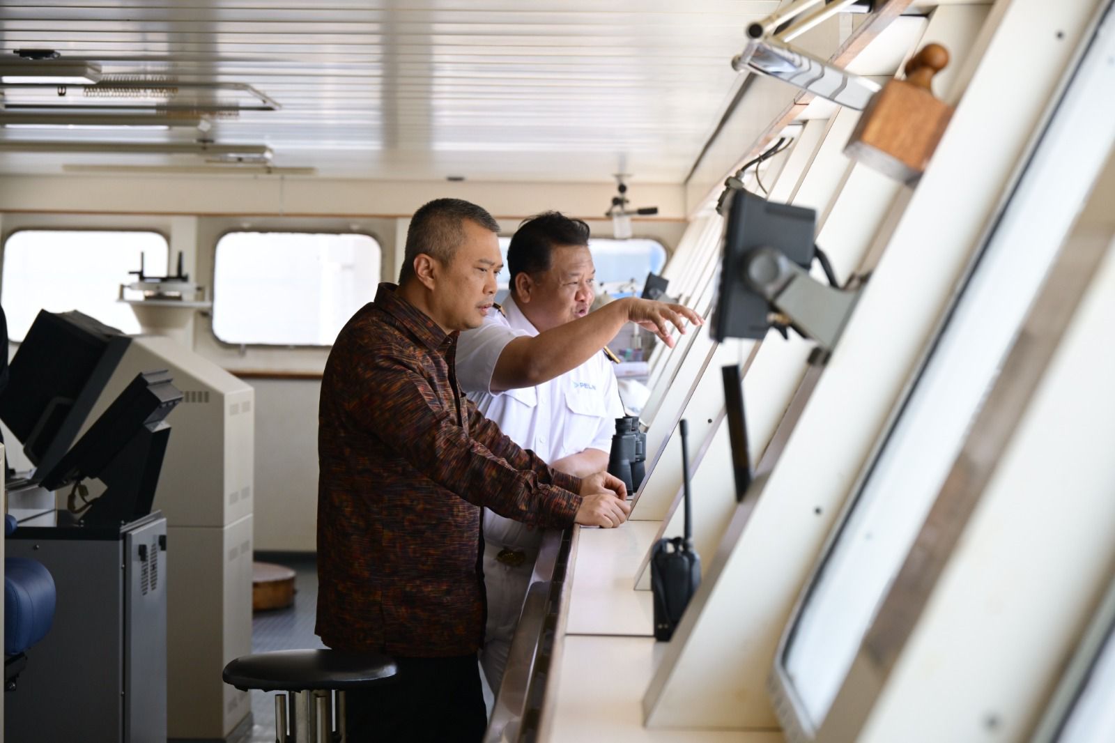 Menhub Dudy Purwagandhi saat berada di atas sebuah kapal laut. (KEMENHUB)