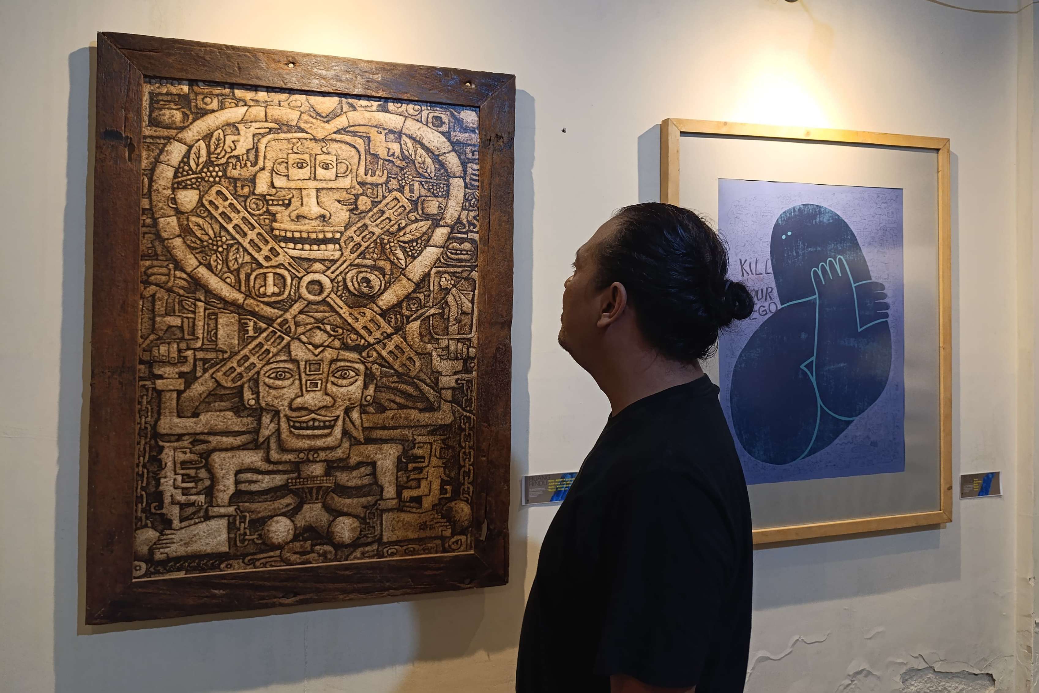 Beberapa lukisan dari Komunitas Serat yang dipamerkan di Ngomah Gallery Tulungagung. (ANNIZA MEINA/RADAR TULUNGAGUNG)