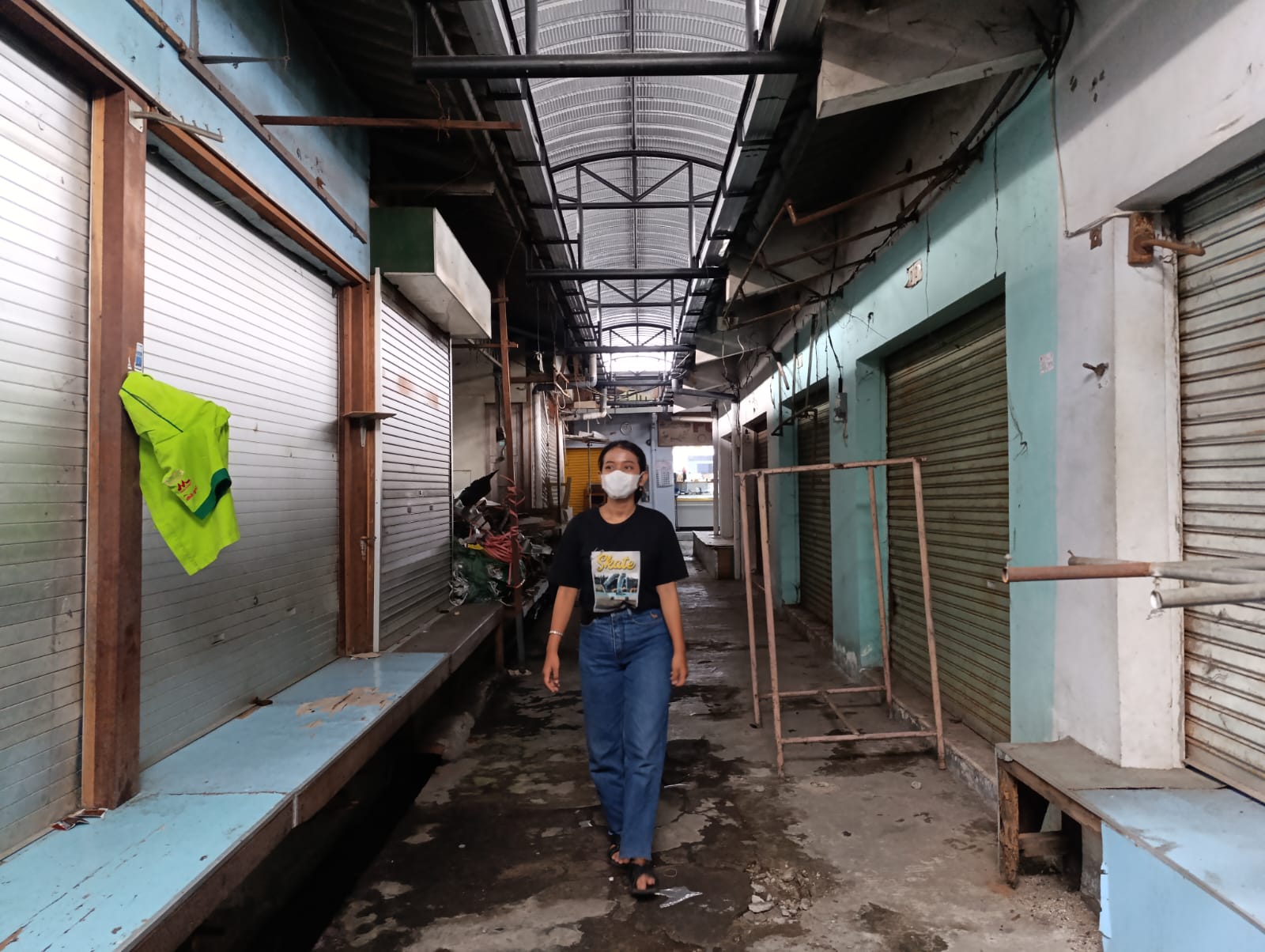 Kondisi salah satu sudut Pasar Wage dengan kios yang tertutup rapat dan tidak ada transaksi jual beli. (ANNIZA MEINA/RADAR TULUNGAGUNG)
