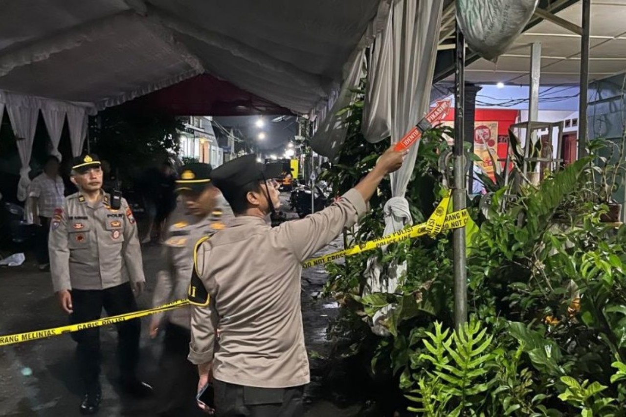 Polisi melakukan olah TKP pekerja yang tewas tersetrum di Kelurahan Tertek, Kecamatan Tulungagung pada Sabtu (22/11) dini hari. (POLRES TULUNGAGUNG)