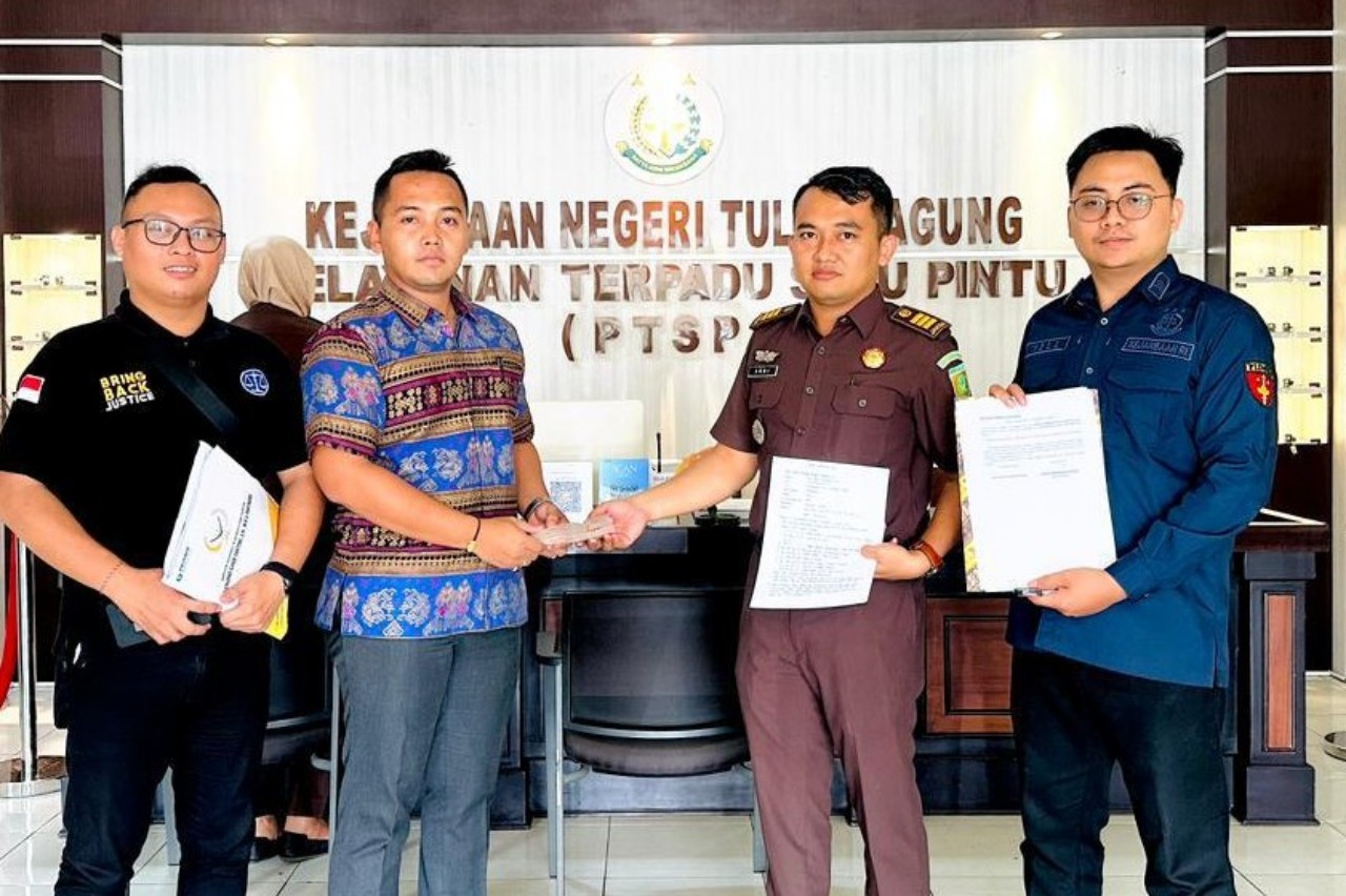M Ilham Tantowi, PH tersangka menyerahkan uang perkara kasus SKTM RSUD dr Iskak pada Kejari Tulungagung.