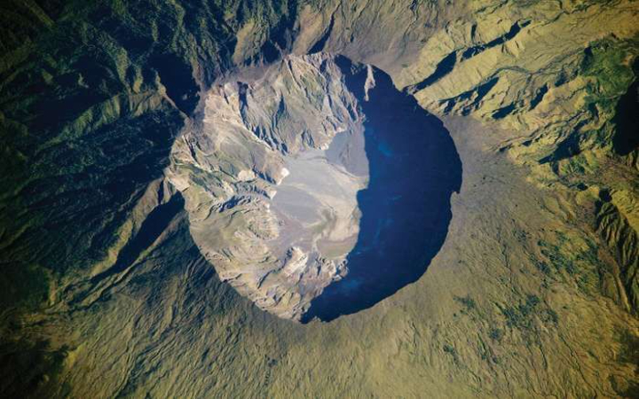 Indonesia berada di atas Cincin Api Pasifik, zona dengan aktivitas seismik dan vulkanik paling aktif di dunia. Tak heran, negara ini memiliki lebih dari 120 gunung api aktif.