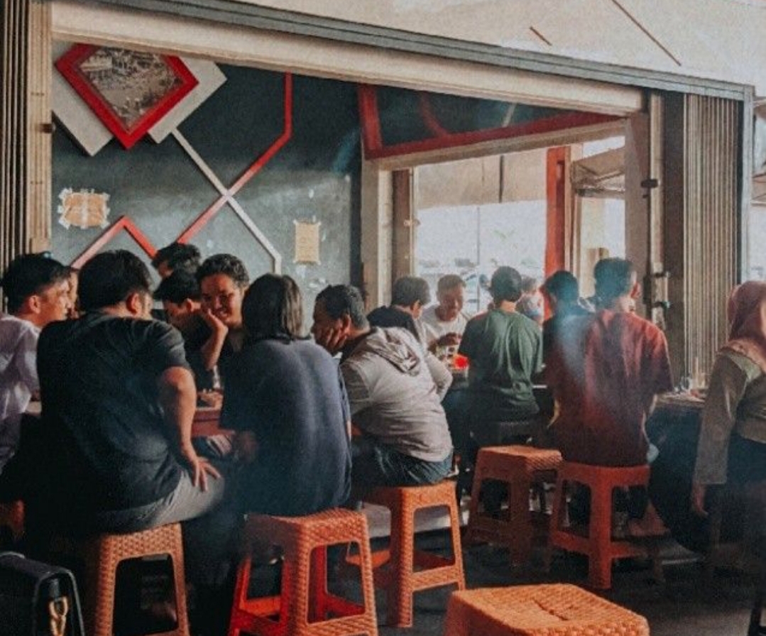 Di balik kepulan asap kopi dan suara jangkrik sore hari, demokrasi berjalan pelan tapi pasti, menghubungkan satu warga dengan warga lainnya.