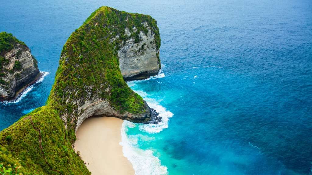 Gubernur Bali Wayan Koster menginstruksikan penghentian total dan pembongkaran lift kaca di tebing Pantai Kelingking, Nusa Penida, pada 23 November 2025.