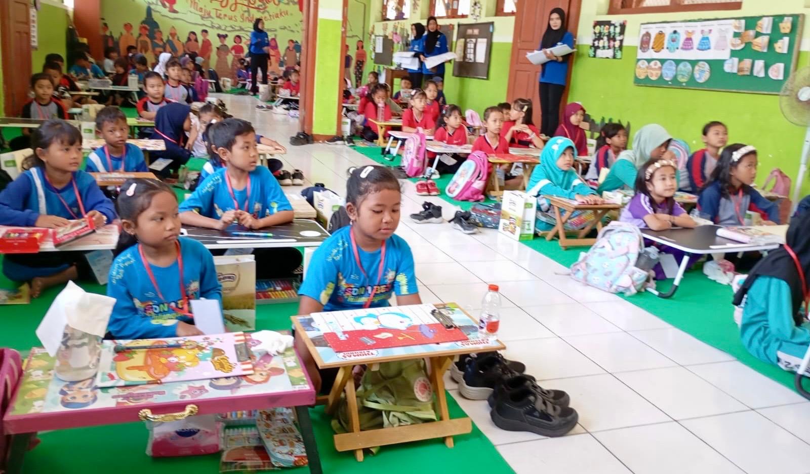 Para peserta lomba mewarna yang ikut diundang BPR Mitra Agung Mandiri megerjakan dengan serius.