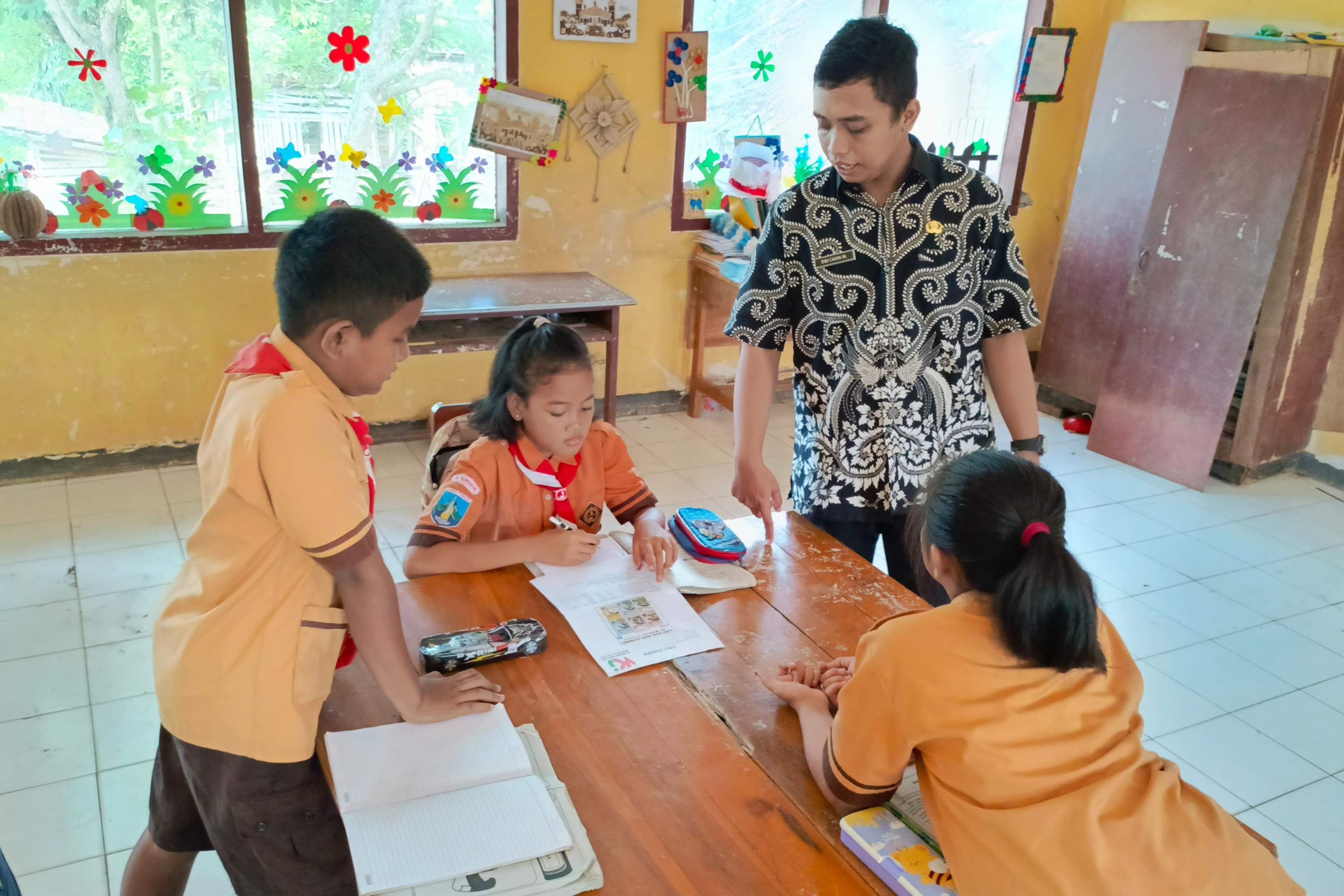 Berbagai rintangan tak menyurutkan semangat Dwi Cahya Mardinata mengajar di SDN 4 Jengglungharjo.