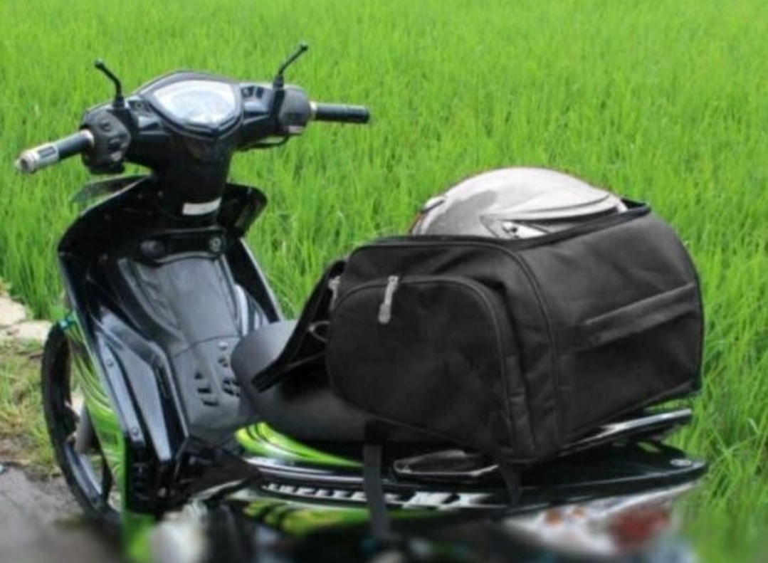 Kebiasaan ini mungkin terlihat sepele, tapi justru dari hal-hal kecil inilah karakter lokal terbentuk sederhana, adaptif, dan selalu menemukan cara praktis menghadapi kehidupan
