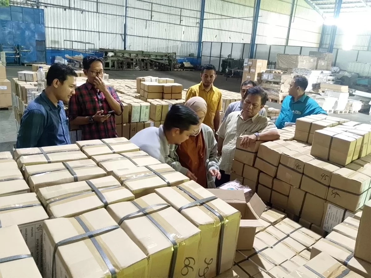 Perwakilan Kemenkes RI mengecek buku Kesehatan Ibu dan Anak Tahun 2026 sebelum didistribusikan ke seluruh Indonesia. (JAWAPOS.COM)