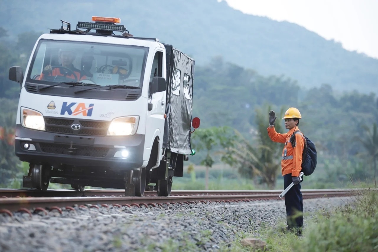 Pembenahan sejumlah jalur kereta api terus dilakukan PT KAI jelang libur Nataru. (KAI)