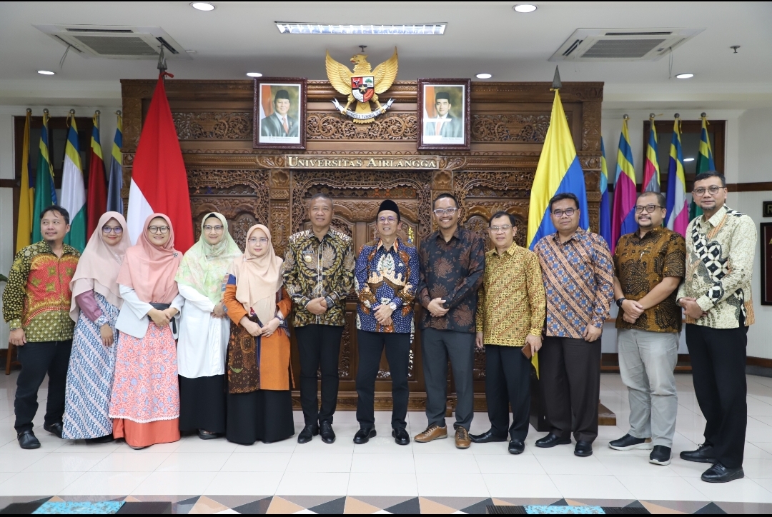 Foto bersama Bupati Tulungagung Gatut Sunu Wibowo bersama jajaran pimpinan RSUD dr Iskak dan jajaran pimpinan UNAIR