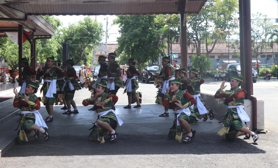 Salah satu penampilan tarian peserta di panggung kehormatan