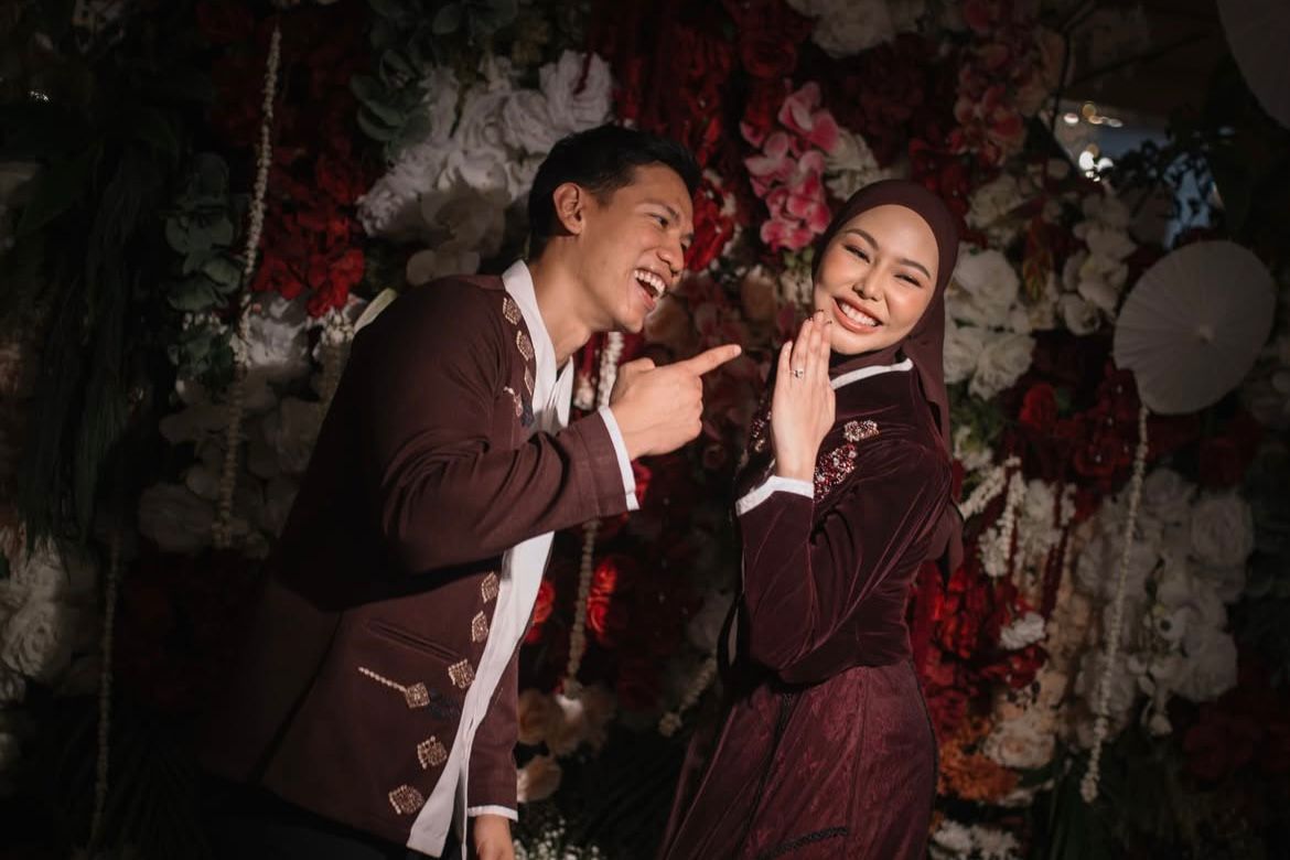 Dara Arafah dan Rehan Mubarak dalam momen pertunangan mereka, tampil serasi dengan busana berwarna merah maroon pada Selasa, 25 November 2025.