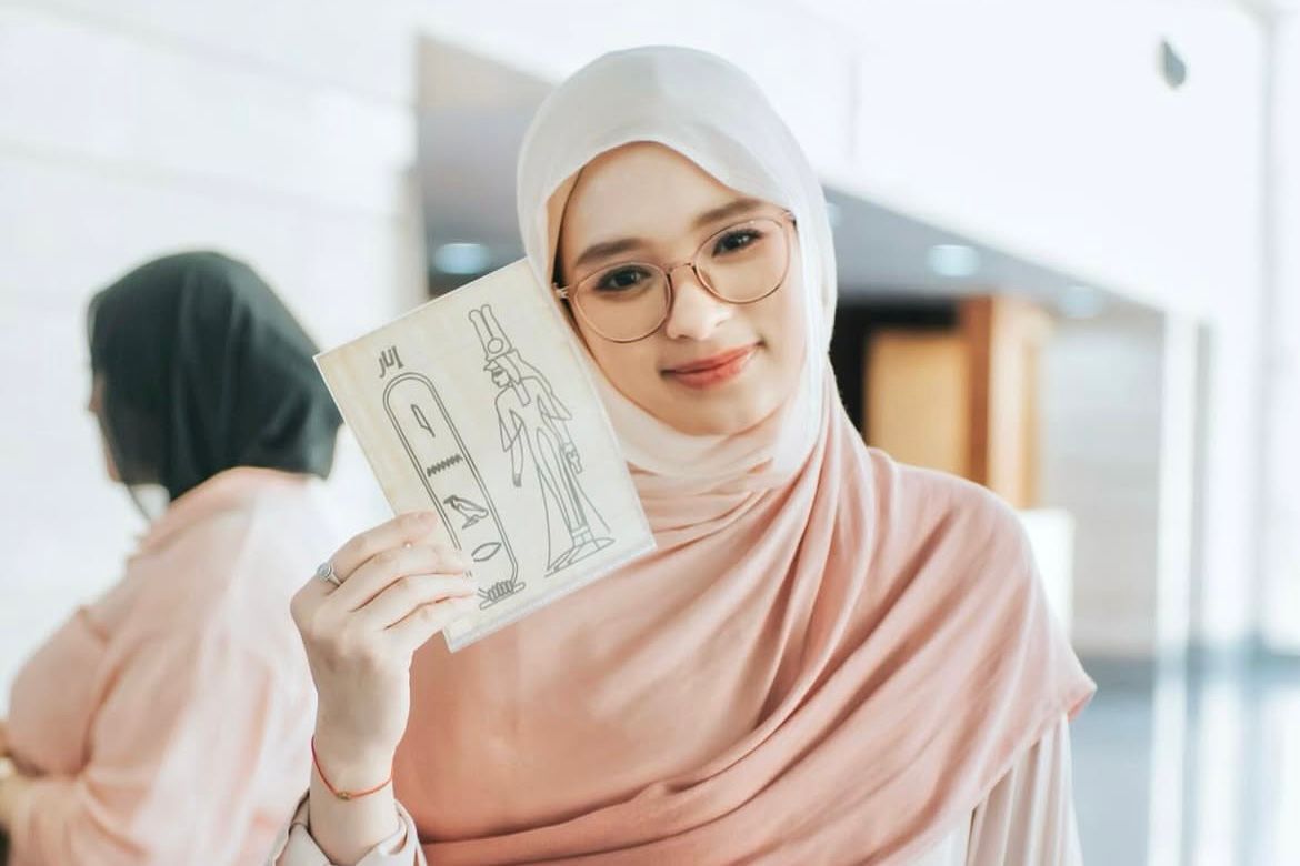 Inara Rusli belum memberikan klarifikasi langsung terkait dugaan perzinaan, memilih untuk menenangkan diri sementara waktu.