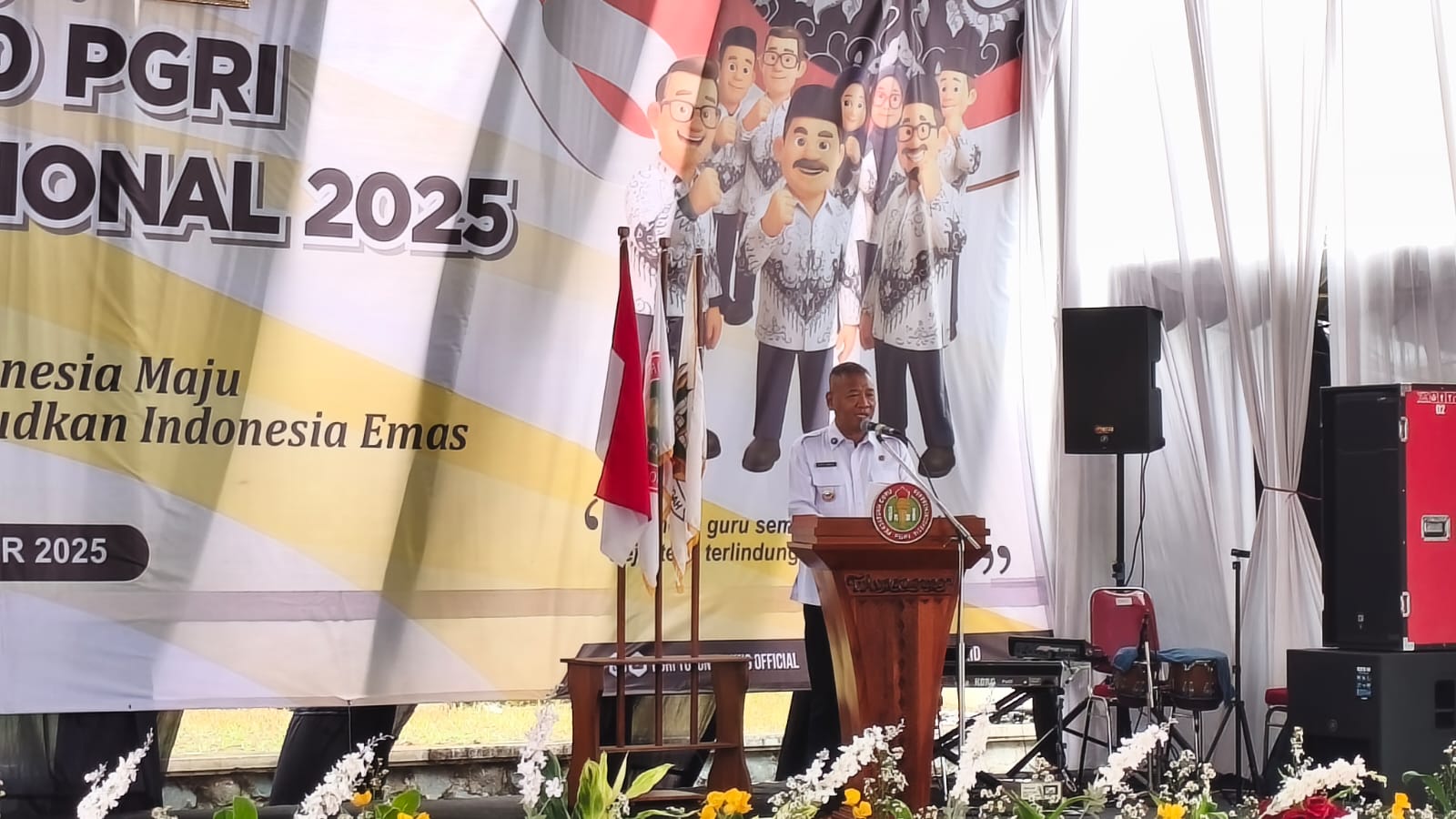 Bupati Gatut Sunu Wibowo menyampaikan sambutan di acara HIT ke-80 PGRI dan Hari Guru Nasional, Rabu (26/11).