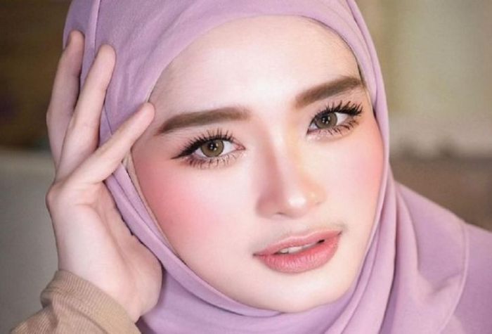 Inara Rusli dalam salah satu penampilannya, kini kembali menjadi sorotan akibat isu yang ramai dibahas warganet. (Pinterest)