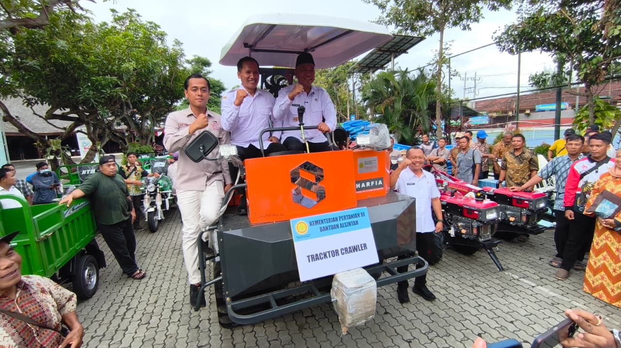Bupati dan Wabup Tulungagung menyerahkan secara simbolis bantuan alsintan untuk 92 kelompok tani. (ADITYA YUDA/RADAR TULUNGAGUNG)