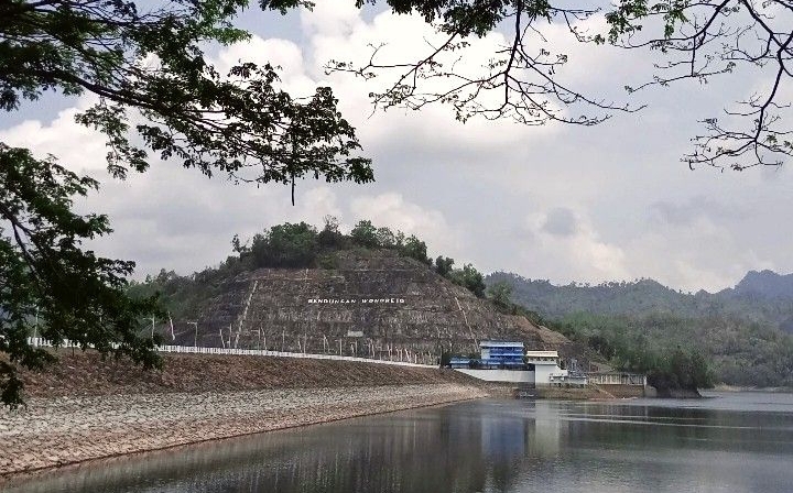 Waduk Wonorejo merupakan salah satu ikon wisata alam di Kabupaten Tulungagung, Jawa Timur.