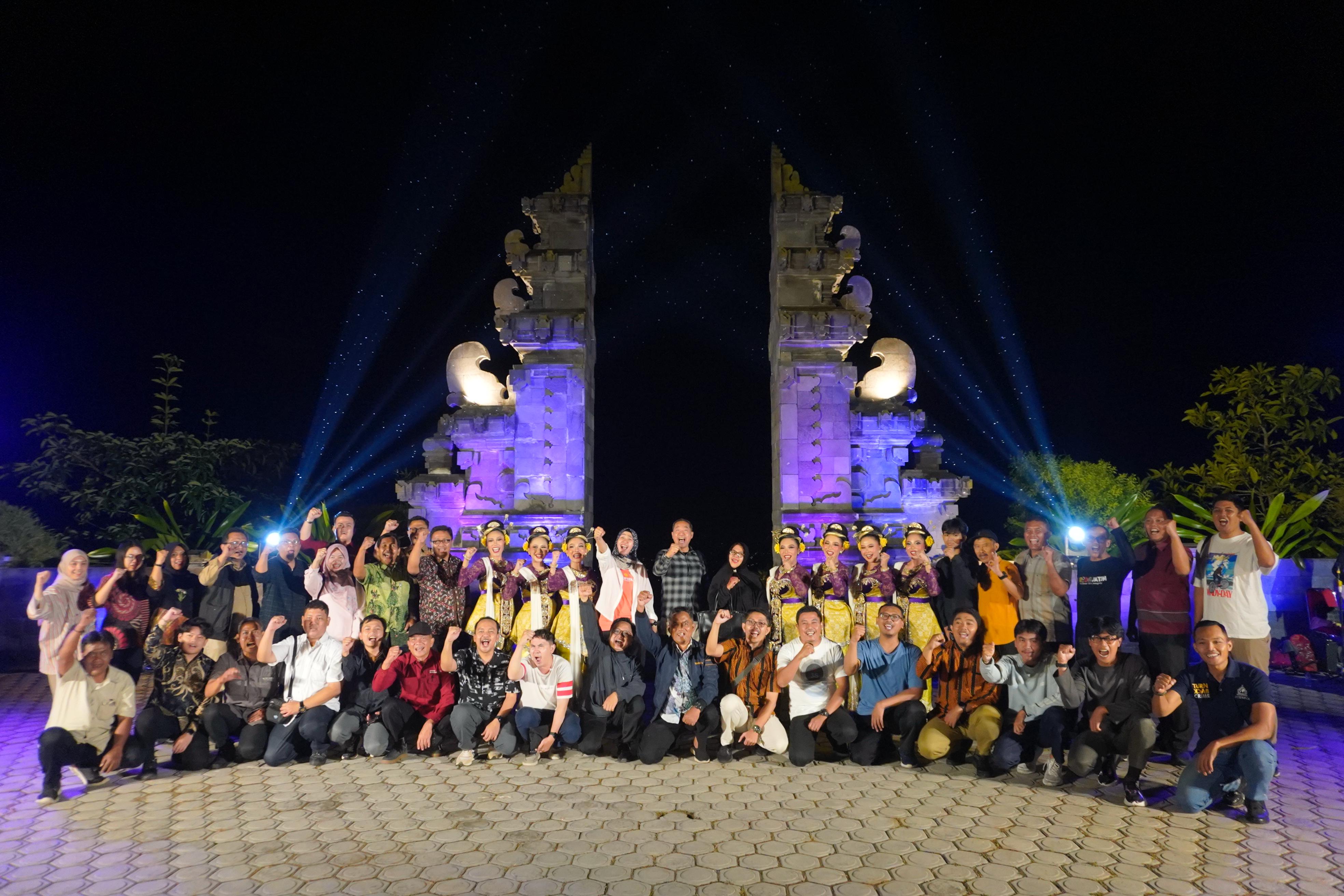 Seluruh tamu delegasi dari beberapa kabupaten tetangga dan pengisi acara Geopark Nasional berfoto bersama di Puncak Jowin. (RINTO WAHYU/RADAR TULUNGAGUNG)