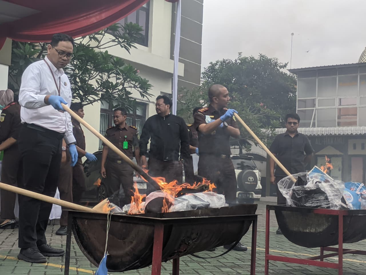 Sejumlah barang bukti berkekuatan hukum tetap dimusnahkan Kejari Tulungagung pada Rabu (26/11) siang. (RISKI UNTUK RADAR TULUNGAGUNG)